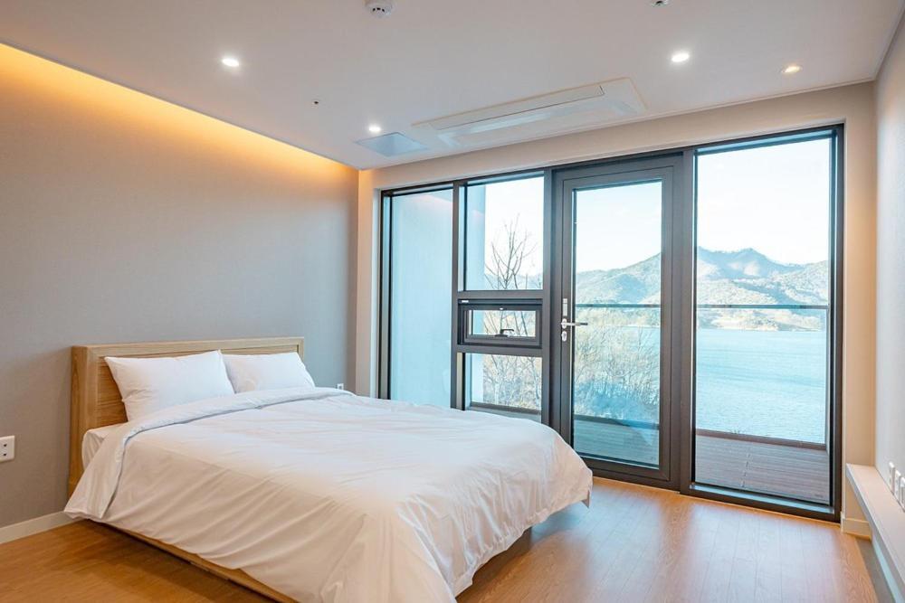 Jecheon The Shine Cheongpung Hotel Ruang foto